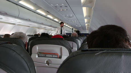 VIDEO: Estallan de risa en un avión mexicano por las explicaciones de un hombre a su mujer