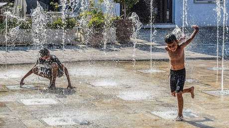 VIDEO: Una niña vuela por los aires tras pisar un chorro de agua