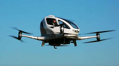 VIDEO: El 'taxi volador' chino alza vuelo con sus primeros pasajeros a bordo