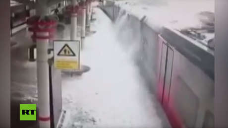 VIDEO: Un alud de nieve cae violentamente sobre un andén ferroviario en Moscú