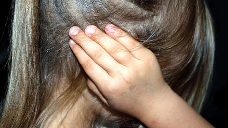 Un pedófilo chantajeó a sus víctimas para hacerles lamer inodoros y comer comida para perros