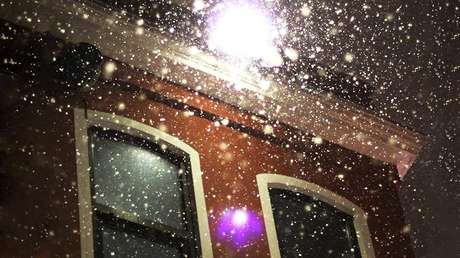 VIDEO: Un bloque de hielo cae desde el cielo y se estrella a pocos metros de un barrendero