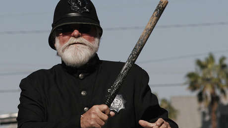 VIDEO: Presos atacan brutalmente a un guardia ante la inacción de un colega