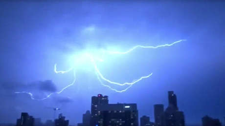 VIDEO: Cientos de miles de poderosos rayos alumbran el cielo nocturo de Australia