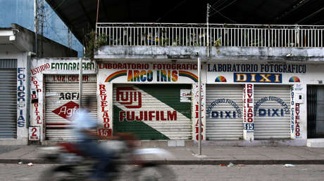 FOTO ANGUSTIANTE: Una moto circula por una ciudad argentina con un niño a horcajadas