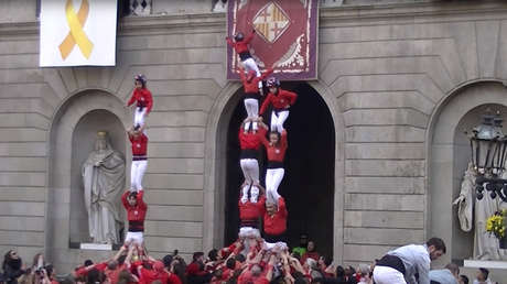 VIDEO: Una niña cae de la cima de una pirámide humana y sobrevive