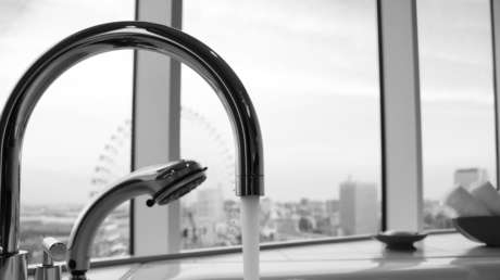 ¿Derrochas agua mientras esperas que salga caliente? Inventan un aparato que te hará ahorrar un 40%