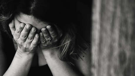 Deja a su esposa después de llamarla "bruja" por llorar sangre (FOTOS)