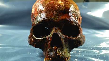 Descubren un misterioso enterramiento subacuático con cráneos sin mandíbulas atravesados por estacas