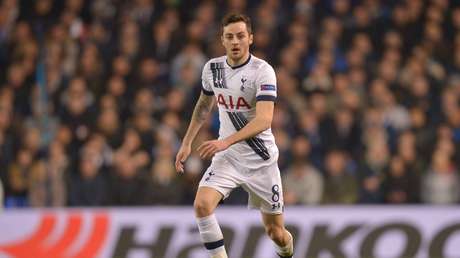 Brutal cabezazo de Gary Cahill obliga a Ryan Mason a colgar las botas