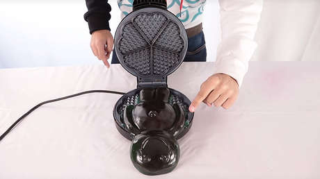 VIDEO VIRAL: Esto sucede al poner una goma de azúcar gigante en una waflera