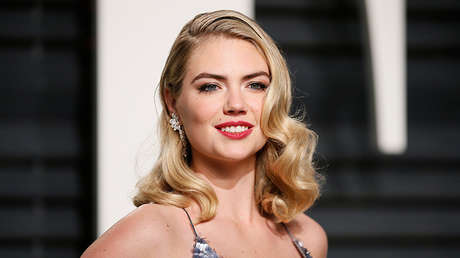 Una modelo es 'barrida' de una roca por una ola mientras posaba en 'topless' (VIDEO)