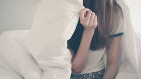 Se acuesta con dolor de cabeza y se levanta hablando con acento británico