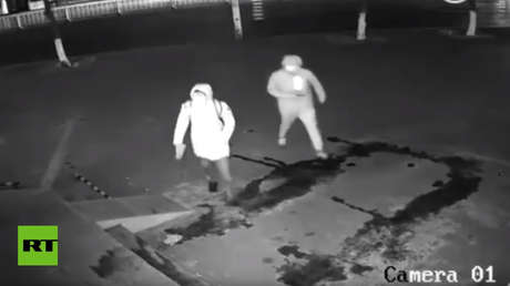 VIDEO: El ladrón más torpe del siglo deja inconsciente a su compinche en pleno robo en Shanghái 