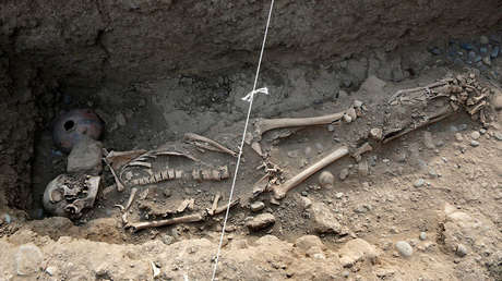 Hallan un bebé de 6.000 años abrazado a su madre (FOTO)