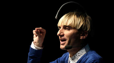 VIDEO: El primer 'cíborg' del mundo insta a los gobiernos a aceptar como ciudadanos a los semirobots