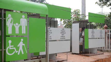FOTO: Un ministro indio orina en la calle en plena campaña contra la defecación en la vía pública
