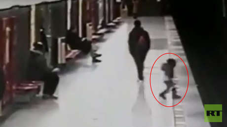 VIDEO IMPACTANTE: Un niño de dos años cae a las vías del metro de Milán