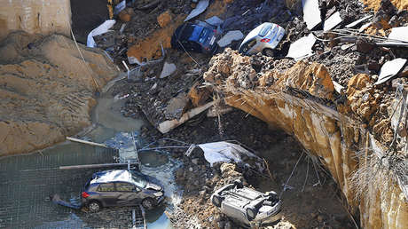 VIDEO, FOTOS: Un socavón gigante 'se traga' coches en Roma