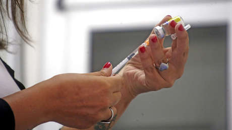 Un peligroso delincuente secuestra a dos enfermeras para vacunar a toda una favela