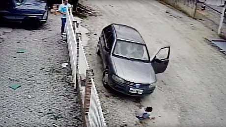 VIDEO: Un hombre atropella por accidente a su sobrino y sucede esto