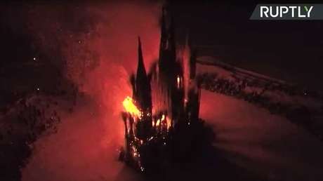 VIDEO: Queman una enorme escultura en la tradicional fiesta rusa de la Máslenitsa