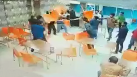 VIDEO 18+: Matan con sillas y tubos a un joven en una feroz riña en un restaurante indio
