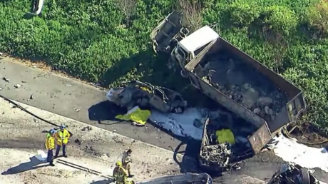 'No por correr más se llega antes': Autos burlan un atasco y quedan atrapados en la arena (VIDEO)