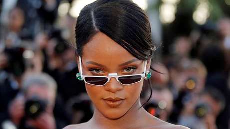 Confunde a su clienta con Rihanna y los internautas se burlan de ella