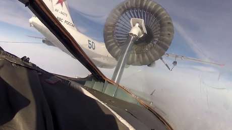 VIDEO: Pilotos de la Armada rusa logran por primera vez reabastecer en vuelo cazas Su-30 SM