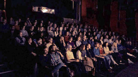 FOTO, VIDEOS: Un hombre 'extraordinariamente alto' causa revuelo en un cine
