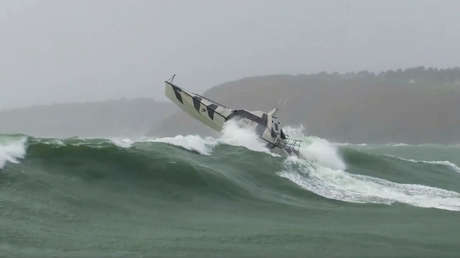 Imposible de volcar: Esta embarcación surca las olas como si nada 