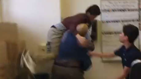 EE.UU.: Maestro enfurecido alza en el aire y arroja al piso a un alumno latino de 12 años (VIDEO)