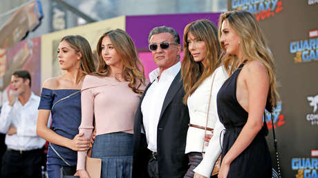 VIDEO: Sylvester Stallone 'regresa de la muerte' y divierte a sus hijas