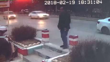 FUERTES IMÁGENES: Un hombre es arrollado mortalmente al fumar al costado de una ruta (VIDEO +18)