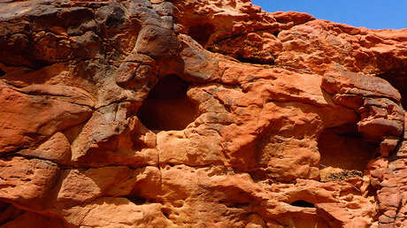 Arabia Saudita: ¿Qué son esas misteriosas estructuras que artistas antigüos tallaron en las piedras?