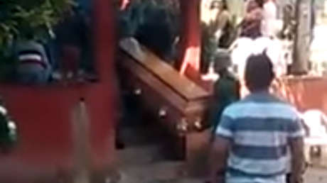 FUERTE VIDEO: Soldados mexicanos dejan caer ataúd de víctima del accidente aéreo en Oaxaca