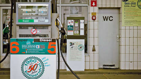 EE.UU.: Empleada hispana prohíbe el ingreso al baño a clientes por hablar en español (VIDEOS)