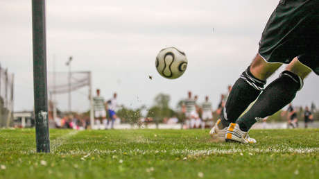 VIDEO: Futbolista ecuatoriano se defiende con un banderín del ataque de unos rivales uruguayos 