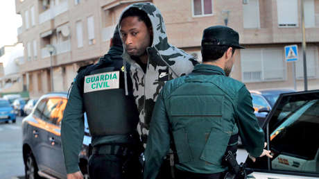 Un futbolista agrede a un hombre con un bate de béisbol y amenaza con cortarle un dedo