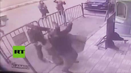 VIDEO: Un policía atrapa a un niño que cayó desde un tercer piso y le salva la vida