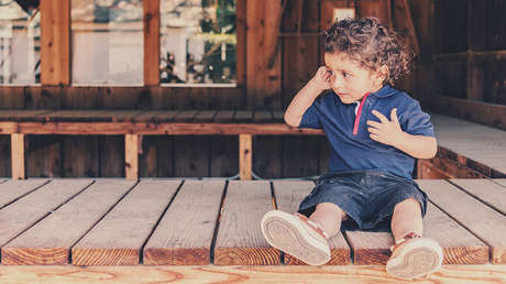 VIDEO: Un niño de pocos años queda encerrado en el balcón de un jardín de infantes argentino