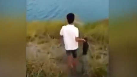 FUERTE VIDEO: Un hombre lanza un cachorro vivo a un río lleno de cocodrilos que lo devoran
