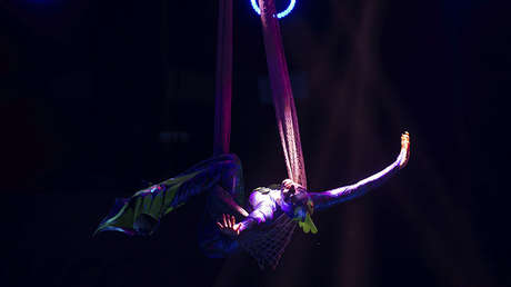 FUERTE VIDEO: Un acróbata ruso se cae en plena actuación y se rompe la columna vertebral