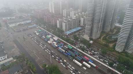 VIDEO: Decenas de miles de chinos, atrapados en un gigantesco atasco por una densa niebla
