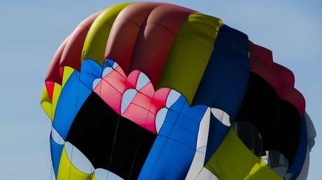 Moscú: Miran por la ventana y ven a un paracaidista colgando de un árbol (VIDEO)