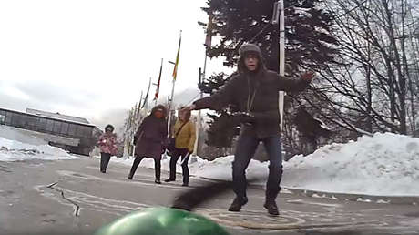 VIDEO: Aterrizaje de un aeromodelo por poco termina en tragedia