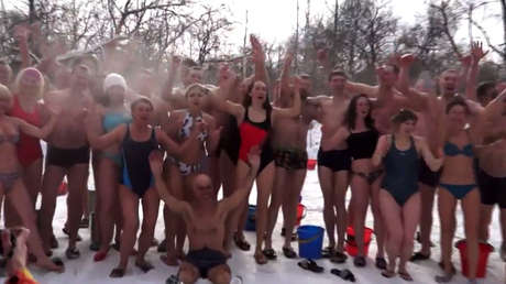 VIDEO: Siberianos en ropa interior despiden el invierno echándose cubos de agua fría en plena calle