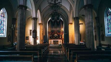Iglesia católica de Bolivia pide perdonar a pintora por imagen de la Virgen en ropa interior