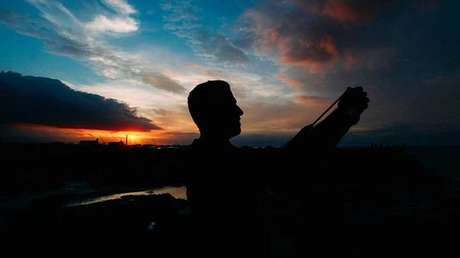 Se cae a un río desde una gran altura en Colombia al tomar un selfi (VIDEO)